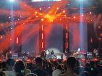 penampilan-grup-band-asal-jakarta-vierratale-saat-membawakan-lagu-berjudul-terlalu-lama.jpg