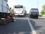 pendemo-semen-blokir-jalur-pantura-timur-sudah-5-jam-macet_20150723_155040.jpg