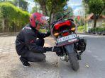 pengendara-menyalakan-lampu-hazard.jpg