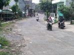 pengendara-motor-melintas-di-jalan-gribig-rayan.jpg