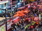 pengunjung-polisi-dan-paramedis-berkumpul-di-lokasi-tragedi-halloween-itaewon-di-seoul.jpg