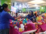 pengunjungmembeliproduk-tupperware-di-salah-satu-stand-ukm_20180808_195144.jpg