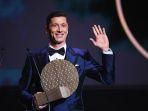 penyerang-bayern-muenchen-robert-lewandowski-melambaikan.jpg