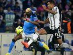 penyerang-napoli-victor-osimhen-kiri-bersaing-dengan-bek-juventus-alex-sandro.jpg