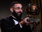 penyerang-real-madrid-karim-benzema-berpose-bersama-trofi-ballon-dor-2022.jpg