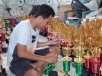 perajin-piala-di-kudus-muhammad-rizka-noor-pratama.jpg