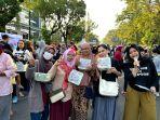 perempuan-lintas-agama-di-solo-membagikan-sayur-kepada-perempuan.jpg