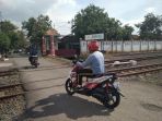 perlintasan-kereta-api-di-jalan-stasiun-jrakah-tak-ada-palang-pintu_20170425_163347.jpg