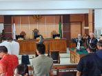 persidangan-dengan-agenda-pembacaan-vonis-terhadap-tiga-terdakwa-yang-merupakan-anggota-polisi.jpg