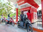 petugas-di-pertashop-bandasari-jalan-raya-karanganyar.jpg