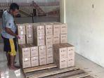 petugas-distribusi-menata-logistik-pemilu-non-e-catalog.jpg