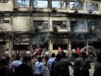 petugas-memadamkan-api-mapolda-terbakar_20150930_175042.jpg