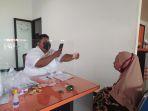 petugas-memotret-penerima-bantuan-blt-minyak-goreng-dan-bpnt.jpg