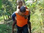 petugas-mengevakuasi-boimin-kakek-di-madiun-yang-hilang-di-hutan.jpg