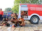 petugas-pemadam-kebakaran-kota-semarang-sarapan-di-klenteng-kong-tik-soe.jpg