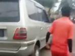 petugas-stasiun-pengisian-bahan-bakar-umum-spbu-mengejar-pengemudi.jpg