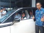 pj-bupati-batang-lani-dwi-rejeki-saat-menjajal-mobil-listrik-rabu-2112022.jpg