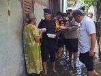 polisi-bagikan-makanan1.jpg