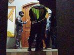 polisi-melakukan-olah-tkp-di-rumah-yang-ditemukan-satri.jpg