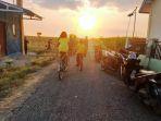 potret-anak-anak-jatimulya-tegal-menikmati-sunset.jpg