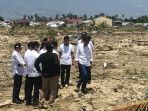 presiden-jokowi-saat-mendatangi-komplek-perumahan-di-petobo-sulawesi-tengah_20181003_120407.jpg