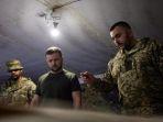 presiden-ukraina-mengunjungi-tentara.jpg