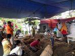 proses-pembongkaran-makam-almarhum-gvr-oleh-pihak-kepolisian-dan-akan-dilakukan-autopsi.jpg