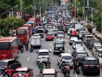 protes-netizen-terkait-mengemudi-sambil-merokok-atau-dengarkan-musik-akan-ditilang_20180302_150930.jpg