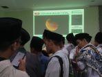 ratusan-pelajar-tasywiquth-thullab-salafiyyah-tbs-kudus-nobar-gerhana-bulan.jpg
