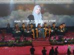 rektor-umku-dr-ns-rusnoto-memberikan-ijazah-gelar-sarjana-s1-keperawatan.jpg