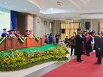 rektor-umuka-muhammad-samsuri-mewisuda-mahasiwa-di-aula-kampus-umuka.jpg