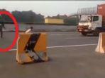 remaja-hadang-truk.jpg