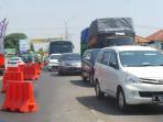 ribuan-kendaraan-pemudik-menumpuk-di-exit-tol-brebes-timur_20150711_150741.jpg