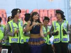 rima-ervina-hibur-ribuan-pemudik-gratis-di-atas-kapal_20150723_160841.jpg