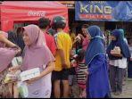 riuhnya-warga-yang-menyerbu-bagi-bagi-takjil-gratis-mulai-usia.jpg