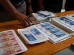 riyanto-lagi-hitung-uang-penjualan-ponsel-pembeli-langsung-tancap-gas-ternyata_20160904_171024.jpg