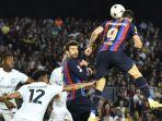 robert-lewandowski-saat-menyundul-bola-dalam-pertandingan-barcelona-vs-inter-milan.jpg