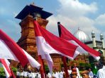 rombongan-kirab-hari-santri-saat-melewati-kompleks-menara-kudus-senin-22102018_20181022_132442.jpg