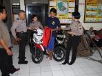saat-malam-takbiran-dua-pria-ini-malah-mabuk-dan-curi-motor_20150729_191451.jpg