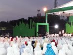 salat-magrib-ribuan-santri-di-acara-apel-akbar-hari-santri-nusantara-di-benteng-vastenburg-solo_20181020_184031.jpg