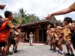 sd_sejumlah-siswa-sd-bermain-untuk-siaga-bencana.jpg