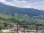 sejumlah-pekerja-mengerjakan-proyek-pembangunan-jembatan-kaca.jpg