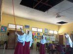 sejumlah-siswa-bersih-bersih-kelas-2023.jpg