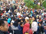 sekitar-6-ribu-wisatawan-berjubel-di-jalan-menuju-puncak-bukit-sikunir-dieng_20170101_155429.jpg