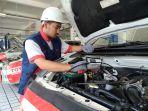 seorang-mekanik-dari-bengkel-nasmoco-sedang-melakukan-servis-mobil-toyota.jpg