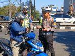 seorang-pengendara-motor-yang-ditilang-polisi-di-perlintasan-rel-kereta-api.jpg