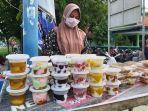 seorang-penjual-menjajakan-menu-takjil-legal-senin-452020.jpg