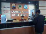 seorang-warga-sedang-mengakses-pelayanan-di-kantor-samsat-induk-kota-tegal.jpg