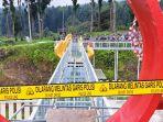 seorang-wisatawan-tewas-terjatuh-dari-wahana-jembatan-kaca-Wisata-Hutan-Pinus-Limpakuwus.jpg
