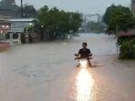 sepeda-motor-yang-melewati-ruas-jalan-banjir-di-Wonogiri.jpg